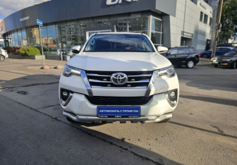Подержанный автомобиль Toyota Fortuner 2017 года (2 фото)