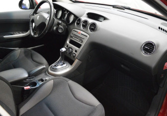 Подержанный автомобиль Peugeot 308 Hatchback 2009 года (12 фото)