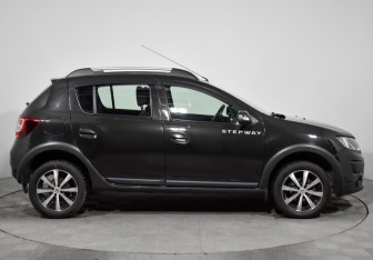 Подержанный автомобиль Renault Sandero 2016 года (4 фото)