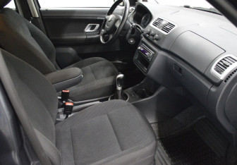 Подержанный автомобиль Skoda Fabia Hatchback 2009 года (12 фото)