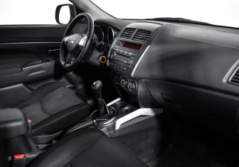 Подержанный автомобиль Mitsubishi ASX 2011 года (13 фото)