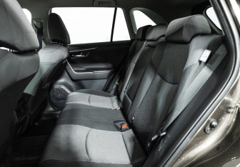 Подержанный автомобиль Toyota RAV4 2021 года (10 фото)