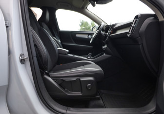 Подержанный автомобиль Volvo XC40 2019 года (28 фото)