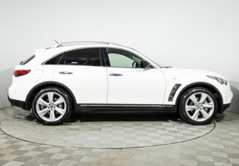 Подержанный автомобиль Infiniti FX 2010 года (4 фото)