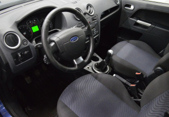 Подержанный автомобиль Ford Fusion 2006 года (10 фото)
