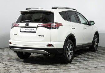 Подержанный автомобиль Toyota RAV4 2017 года (5 фото)