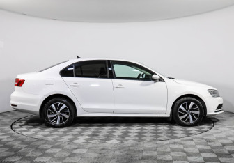 Подержанный автомобиль Volkswagen Jetta Sedan 2015 года (4 фото)