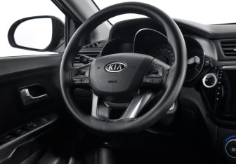 Подержанный автомобиль Kia Rio Sedan 2012 года (14 фото)