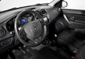 Подержанный автомобиль Renault Sandero 2015 года (9 фото)
