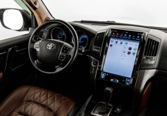 Подержанный автомобиль Toyota Land Cruiser Suv 2011 года (16 фото)