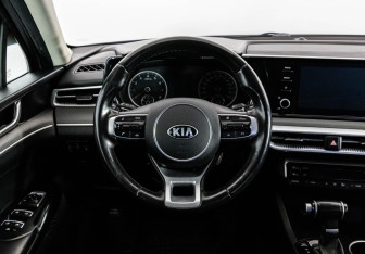 Подержанный автомобиль Kia K5 2021 года (13 фото)