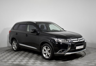 Подержанный автомобиль Mitsubishi Outlander 2017 года (3 фото)