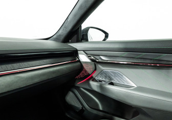 Подержанный автомобиль Zeekr 001 2023 года (18 фото)