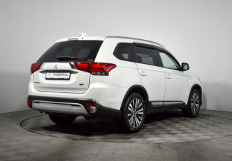 Подержанный автомобиль Mitsubishi Outlander 2020 года (5 фото)