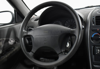 Подержанный автомобиль Mitsubishi Carisma Sedan 1998 года (13 фото)