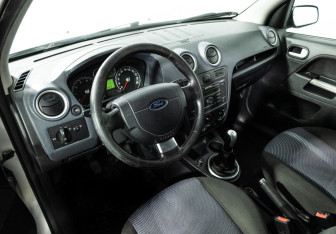 Подержанный автомобиль Ford Fusion 2006 года (11 фото)