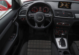 Подержанный автомобиль Audi Q3 2015 года (11 фото)