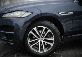 Подержанный автомобиль Jaguar F-Pace 2018 года (11 фото)