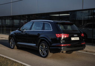 Подержанный автомобиль Audi Q7 2017 года (6 фото)