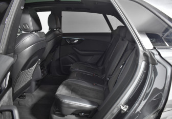 Подержанный автомобиль Audi Q8 2019 года (12 фото)