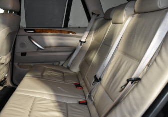 Подержанный автомобиль BMW X5 2003 года (12 фото)