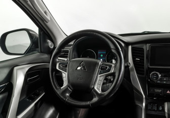 Подержанный автомобиль Mitsubishi Pajero Sport 2019 года (17 фото)