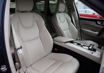 Подержанный автомобиль Volvo XC60 2021 года (25 фото)