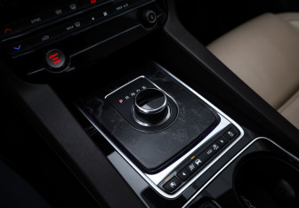 Подержанный автомобиль Jaguar F-Pace 2017 года (19 фото)