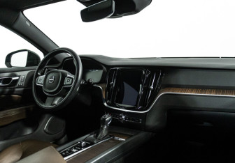Подержанный автомобиль Volvo V60 Cross Country 2021 года (9 фото)