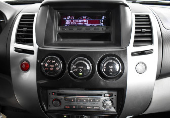 Подержанный автомобиль Mitsubishi Pajero Sport 2011 года (15 фото)