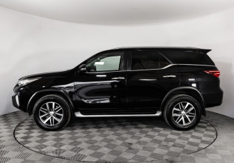 Подержанный автомобиль Toyota Fortuner 2017 года (9 фото)