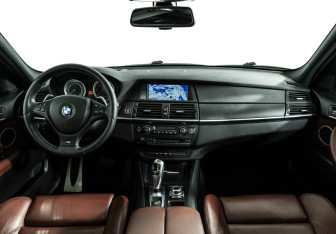 Подержанный автомобиль BMW X5 2007 года (14 фото)