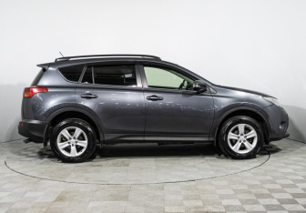 Подержанный автомобиль Toyota RAV4 2013 года (4 фото)