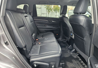 Подержанный автомобиль Toyota Highlander 2015 года (19 фото)
