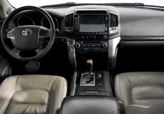 Подержанный автомобиль Toyota Land Cruiser Suv 2010 года (14 фото)