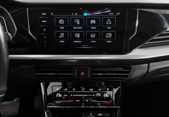 Подержанный автомобиль Volkswagen Passat Sedan 2023 года (19 фото)