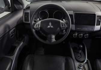 Подержанный автомобиль Mitsubishi Outlander 2011 года (10 фото)