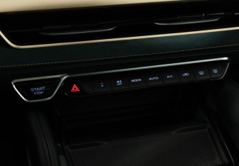 Подержанный автомобиль Geely Monjaro 2023 года (22 фото)