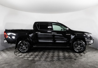 Подержанный автомобиль Toyota Hilux 2022 года (4 фото)
