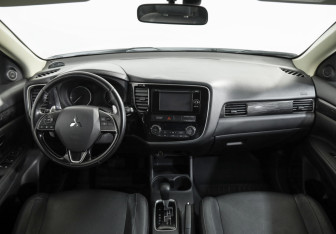 Подержанный автомобиль Mitsubishi Outlander 2015 года (10 фото)