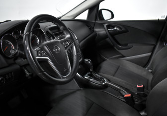 Подержанный автомобиль Opel Astra Hatchback 2012 года (9 фото)