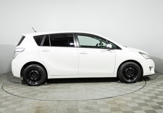 Подержанный автомобиль Toyota Verso 2013 года (4 фото)