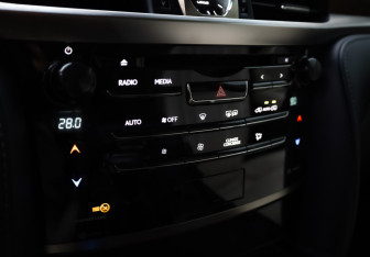 Подержанный автомобиль Lexus LX 2016 года (22 фото)