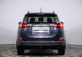 Подержанный автомобиль Toyota RAV4 2015 года (6 фото)