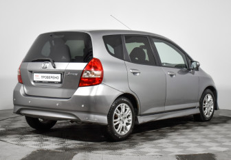 Подержанный автомобиль Honda Jazz 2008 года (5 фото)