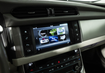 Подержанный автомобиль Jaguar XF Sedan 2017 года (17 фото)