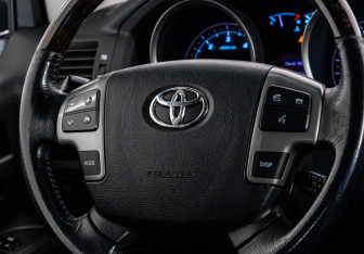Подержанный автомобиль Toyota Land Cruiser Suv 2011 года (11 фото)