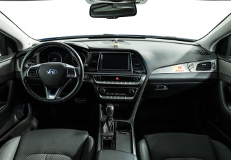 Подержанный автомобиль Hyundai Sonata 2017 года (13 фото)