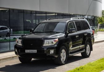 Подержанный автомобиль Toyota Land Cruiser Suv 2013 года (3 фото)