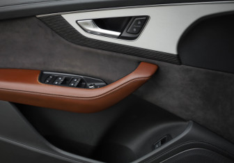 Подержанный автомобиль Audi Q7 2017 года (26 фото)